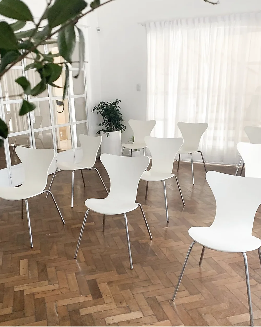 Sillas dispuestas en círculo para un taller en Lätt